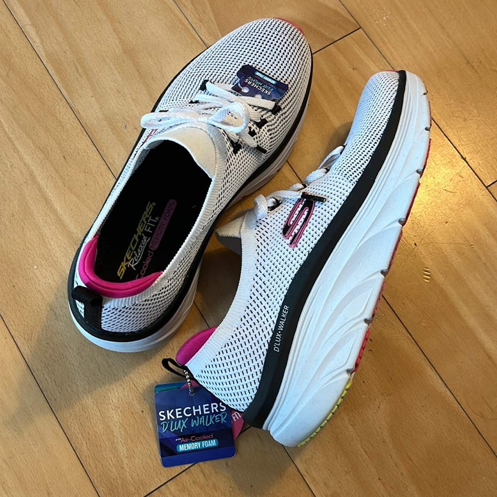 Sketchers Womens relaxed fit d’lux walker sneaker size 9